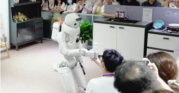 未來(lái)三年誰(shuí)會(huì)成為家庭里的"ai管家"?waic機(jī)器人產(chǎn)品逐一分析